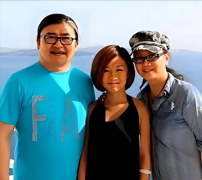 刘欢女儿大婚红发配红裙彰显个性新郎正脸照曝光